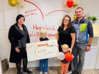 Katja und Dominik Maderegger übergeben Spendenscheck anlässlich Verabschiedung ihres Herzkindes