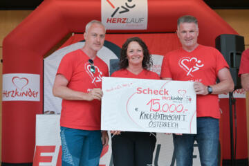 Markus Rainer | Kinderpatenschaft Österreich übergibt Spendenscheck beim Herzlauf Salzburg 2023