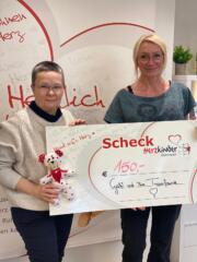Gabi Scheibert besucht das Teddyhaus Linz und übergibt Spende
